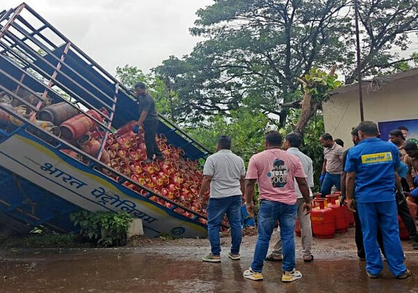 💥 सावरोली-खारपाडा मार्गावर थरार! LPG सिलेंडरचा ट्रक उलटला, मोठा अनर्थ टळला