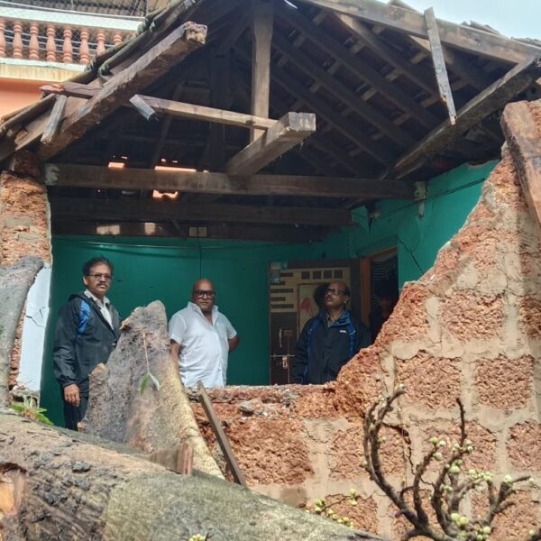 🌪️ वादळी वाऱ्याने उडवली घरांची छप्परे; चेंदवणमध्ये थरारक घटना