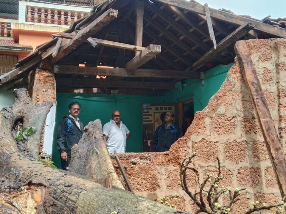 🌪️ वादळी वाऱ्याने उडवली घरांची छप्परे; चेंदवणमध्ये थरारक घटना