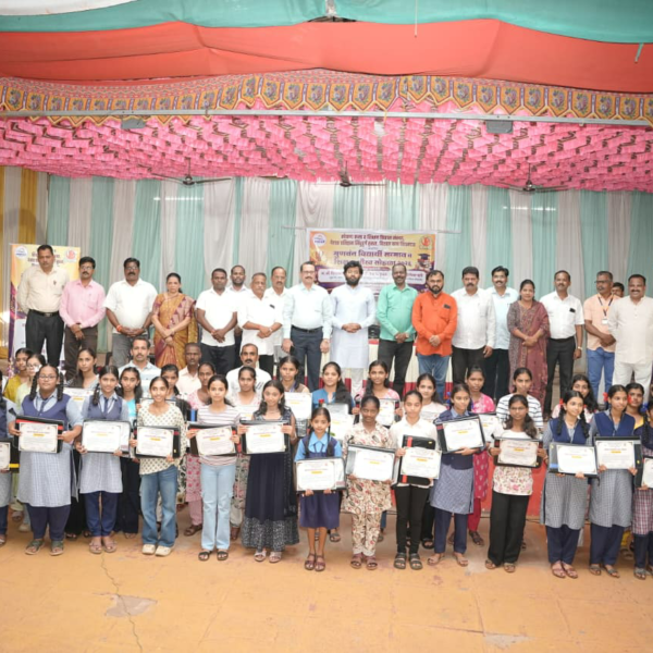 गुणवंत विद्यार्थ्यांच्या सन्मानासाठी विशाल परब यांची प्रेरणादायी उपस्थिती; शिक्षणाला दिले नवे बळ!