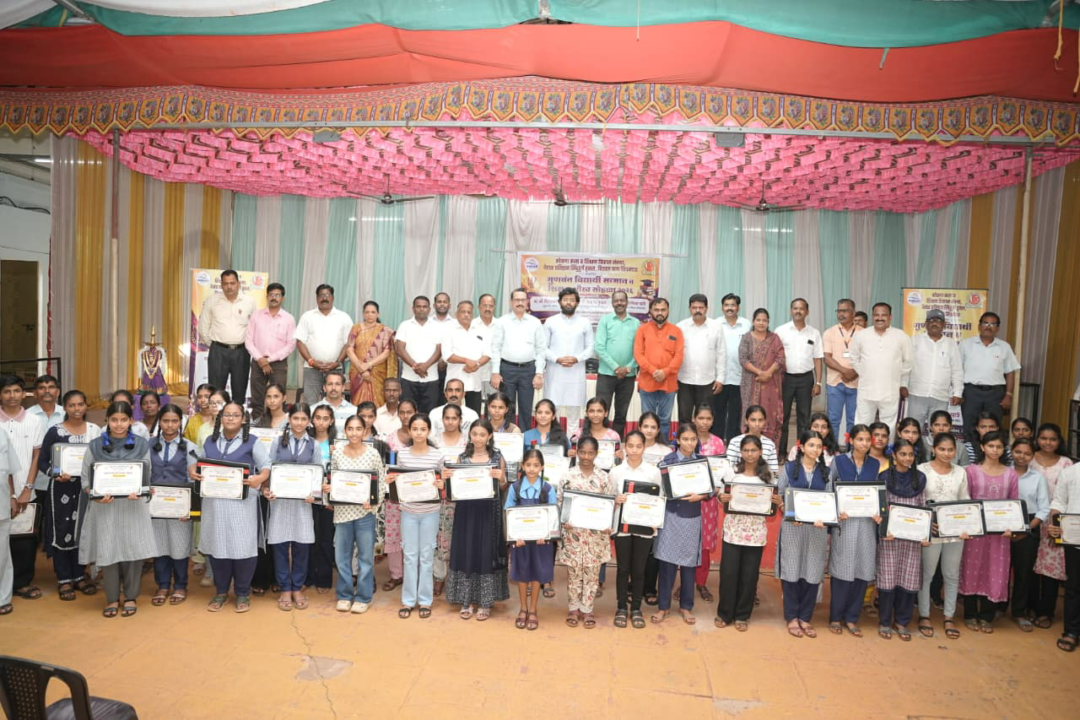 गुणवंत विद्यार्थ्यांच्या सन्मानासाठी विशाल परब यांची प्रेरणादायी उपस्थिती; शिक्षणाला दिले नवे बळ!