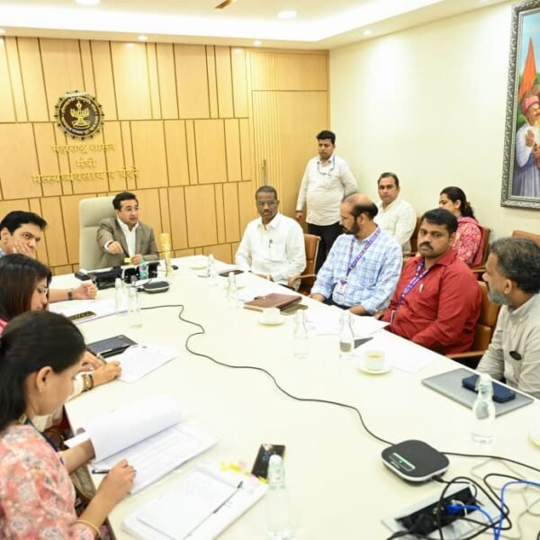 सिंधुदुर्गातील फळपीक विमा नुकसानभरपाईसाठी तातडीने कार्यवाही करा – मंत्री नितेश राणे