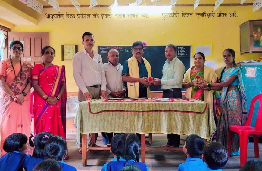 साळगाव नंबर २ शाळेला कॉम्प्युटर व ऑफिस टेबलची मोलाची भेट