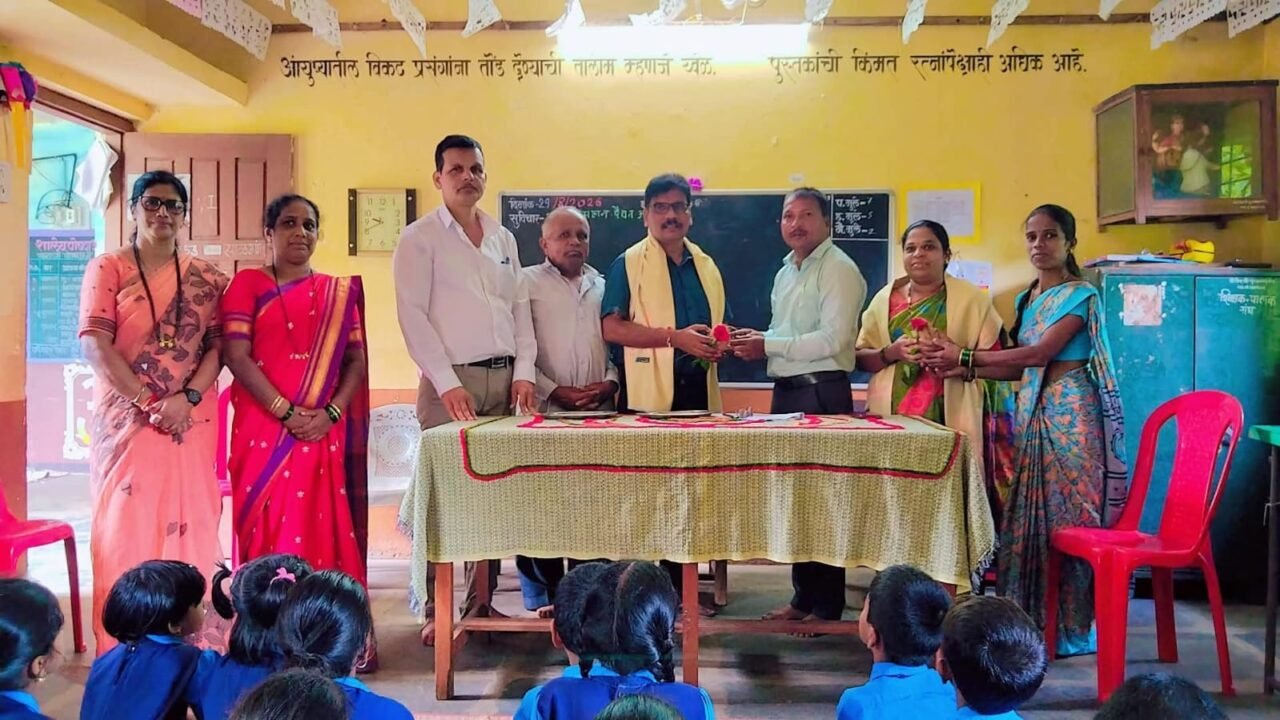 साळगाव नंबर २ शाळेला कॉम्प्युटर व ऑफिस टेबलची मोलाची भेट