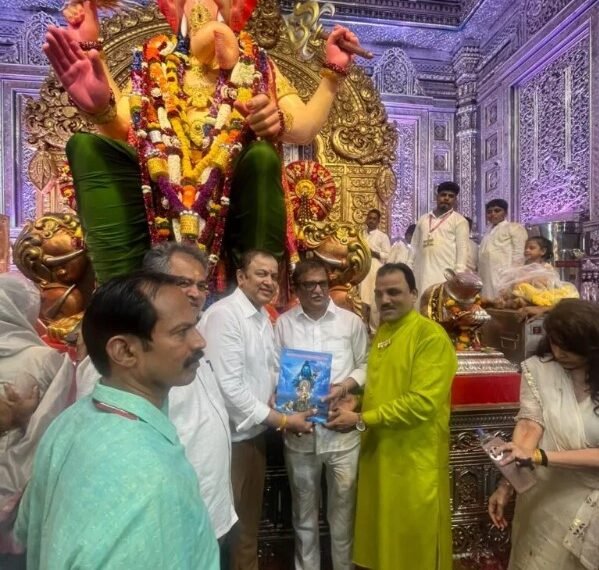 लालबागच्या राजाच्या चरणी आमदार प्रमोद जठार नतमस्तक; कोकणच्या विकासासाठी मागितले आशीर्वाद!